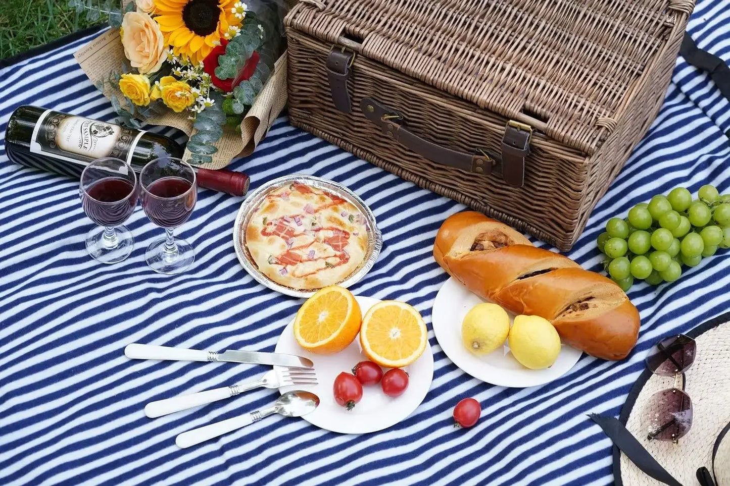 Wicker Picnic Basket for 2 with Waterproof Picnic Blanket, Picnic Set for 2 with Sand-Proof Beach Mat,Willow Hamper Service
